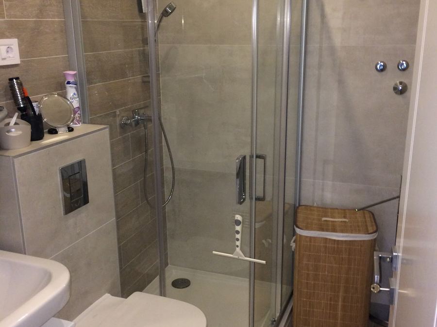 Montirana tuš kabina sa sanitarijama