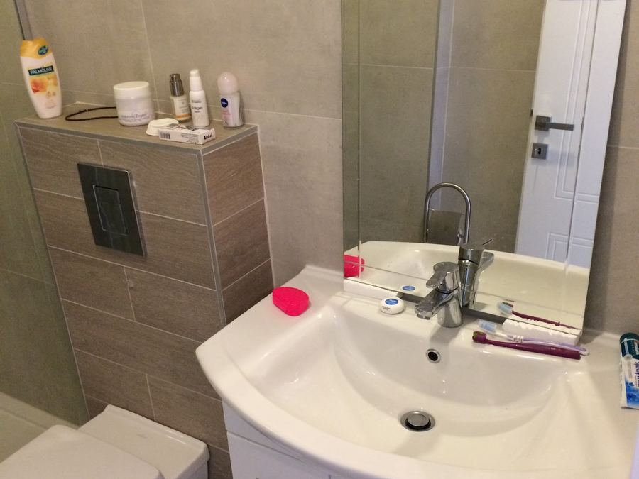 Uređeno kupatilo sa novom baterijom i lavaboom